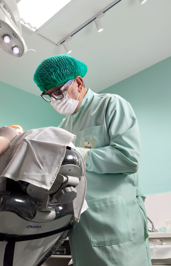 Dr. Natanael Átilas Aleva em cirurgia